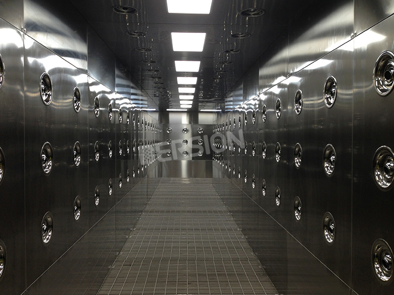 走過隧道風(fēng)淋室后從頭到腳都干凈了