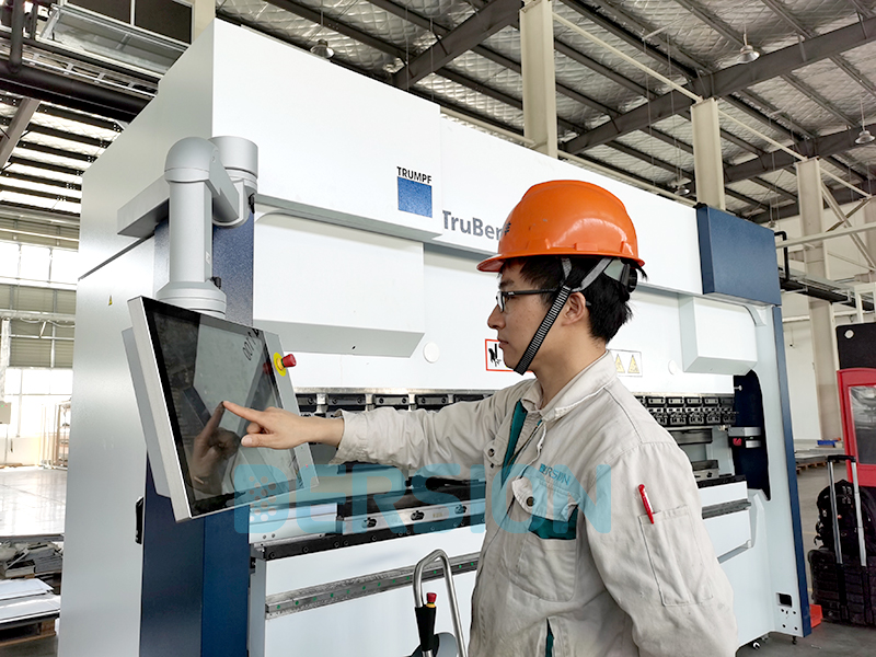 風淋室生產(chǎn)廠家德信致遠，持續(xù)推進精益化生產(chǎn)