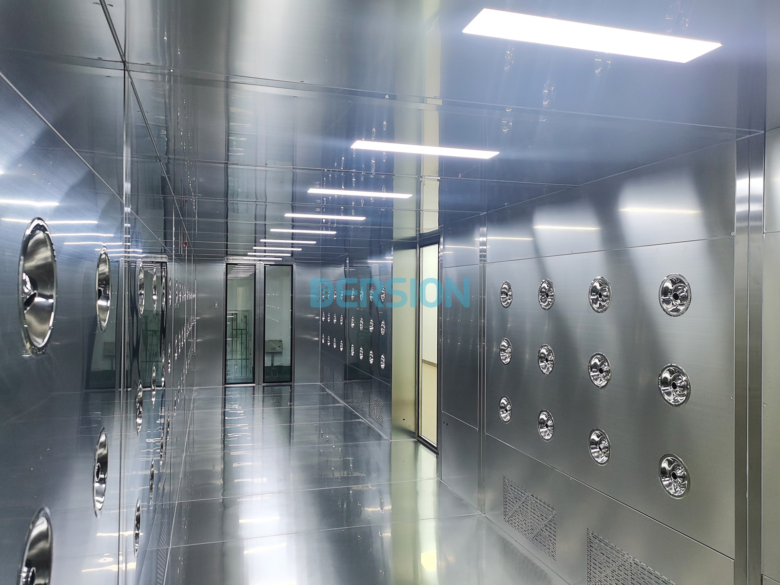 T型風(fēng)淋室一進(jìn)兩出，可以多車間共用的定制風(fēng)淋室